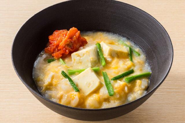 「参鶏湯風だしアレンジ例 参鶏湯風クッパ（ご飯＋玉子＋キムチ＋お好みの具材）」＜期間：2025年7月17日～9月中旬＞【しゃぶ葉に「参鶏湯風だし」が新登場！「チュクミ」や「辛ラーメン」など韓国グルメが楽しめる『夏の韓国グルメフェア』開催！】