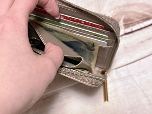 コインケースの下に紙幣をU字で収納！