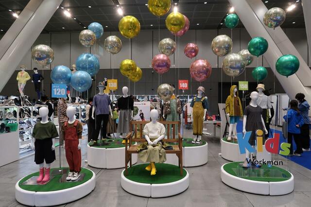 「ワークマン2024春夏新製品発表会」キッズウェアのディスプレイ