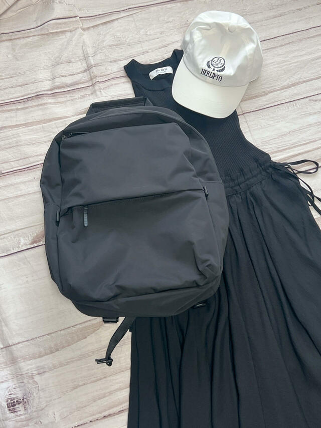 ワンピースやスカートを合わせるときはキャップを合わせるとバックパックが浮きません