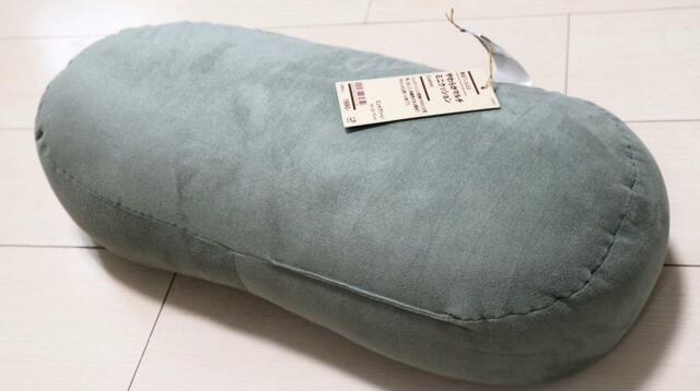 【無印良品 背当てにもなるやわらかマルチミニクッション】幅49×長さ22×マチ15cmというサイズ感が絶妙です！