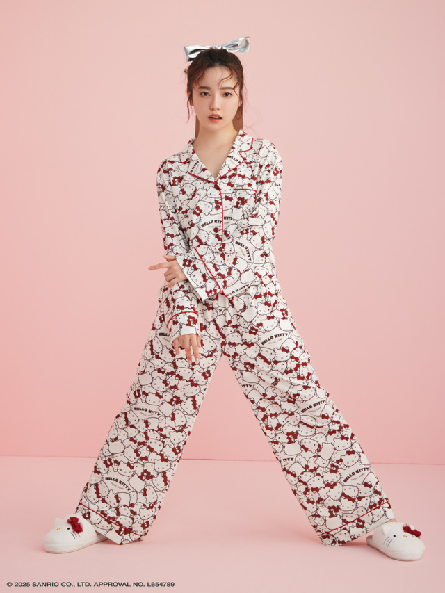 「総柄開襟シャツ」RED　8,580円/「柄ロングパンツ」8,580円/