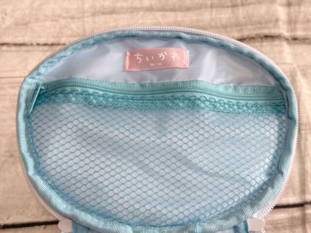 蓋側にはファスナー付きのメッシュポケットがついています