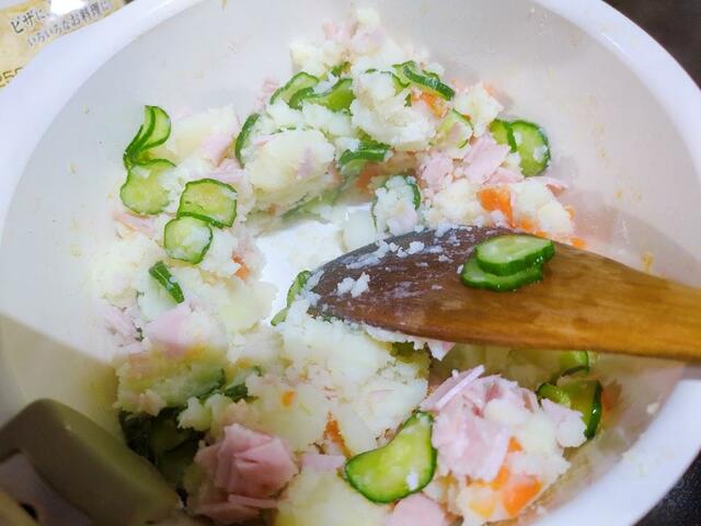 【アイリスオーヤマ お皿になるフライパン6点セット】切っておいたハムやキュウリを加え、味をととのえたらできあがり！