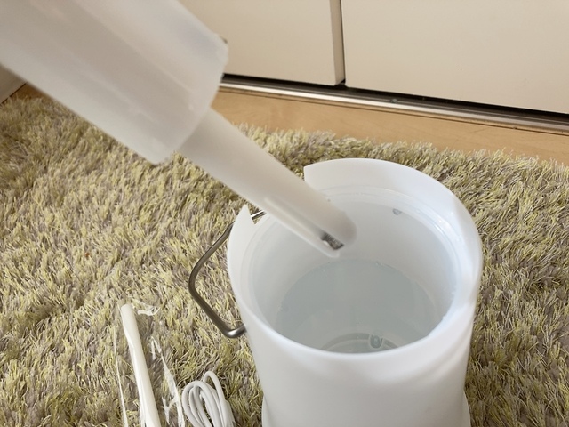 【ニトリ ランタンになるコードレス加湿器】最初に使う時は、給水スポンジを30秒ほど水につけて給水させる