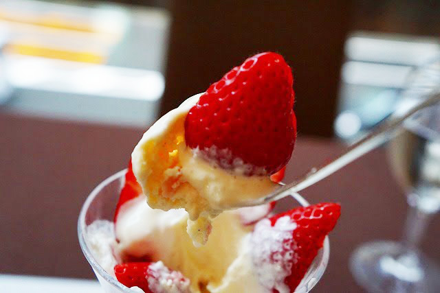 千疋屋総本店 「クイーンストロベリーパフェ」