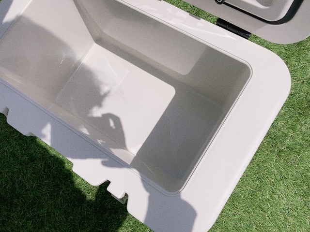 【アイリスオーヤマ HUGEL 真空断熱クーラーボックス】女性でも簡単に持ち運べます