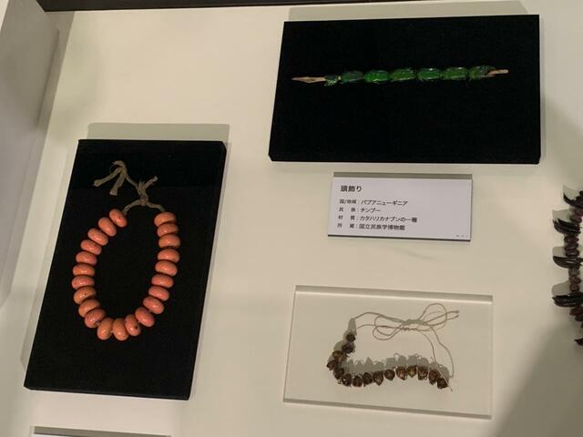 「ビーズ ―つなぐ かざる みせる」展示室風景