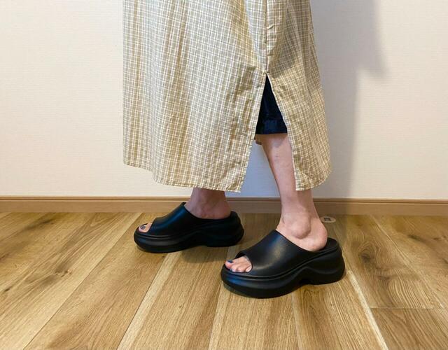 【無印良品 コットンドビー織りチェック 五分袖ワンピース】裾はスリット入りで動きやすさも◎(※中のキャミワンピは付属しません)
