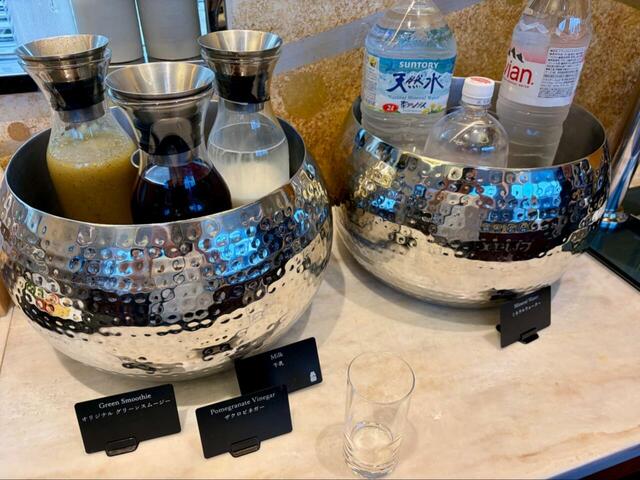 【ダイニング＆バー テンクウ】フレッシュジュースやミネラルウォーター、牛乳コーナー