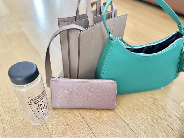 【UNIQLO レザータッチ スクエアショルダーバッグ】長財布が入るミニバッグを厳選!