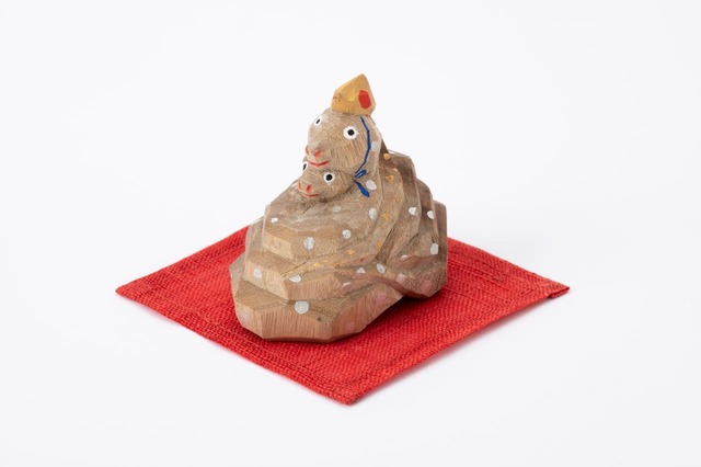 【中川政七商店】「干支の一刀彫 親子巳」4,950円／奈良県の一刀彫作家、土井志清氏が手掛けた干支飾り