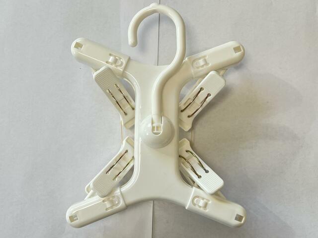 【ダイソー 伸縮ズボンピンチハンガー】洗濯バサミが中で動かないように輪ゴムで固定されている