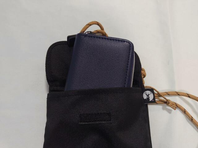 ミニ財布もラクラク入る