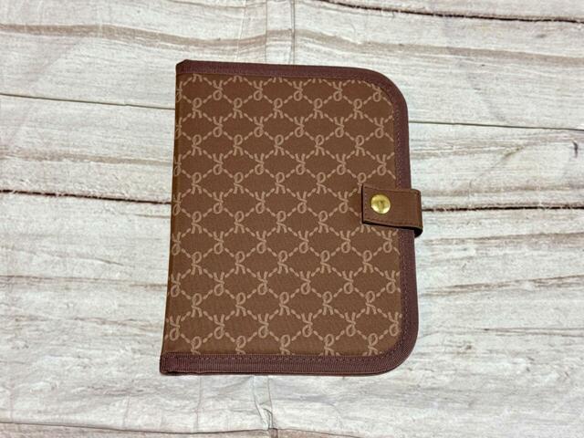 上品で知的な印象のクワドラプリントが目を引く、大人世代にうれしい「ロベルタ ディ カメリーノの整理ケース」