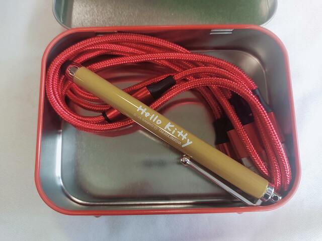 缶ケースはタッチペンやUSBケーブルがちょうど入るサイズ感