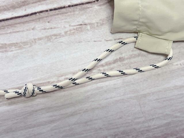 両サイドにおしゃれな紐付き。長さの調整ができるのもうれしい！