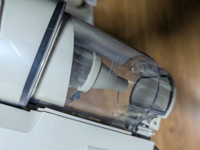 【アイリスオーヤマ  MagiCaleena ゴミ回収ドック付き充電式サイクロンスティッククリーナー】髪の毛などの細かいゴミは引っかかって取れないかと思いましたが、そんな心配もありませんでした