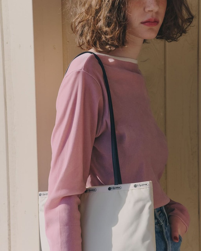 【レスポートサック「Vertical City Tote」】華奢ながら長めの持ち手でアウターの上からでも肩掛けできる縦長トート