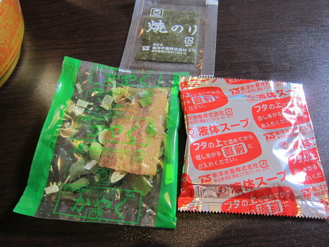 『マルちゃん正麺 カップ』実食レポ／中身は、麺、かやく、液体スープ、焼のり