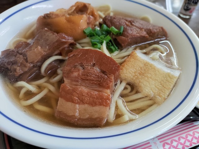 「じんく屋」の全部のせそば