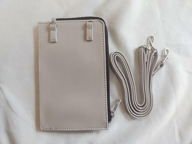 裏面はシンプルな無地