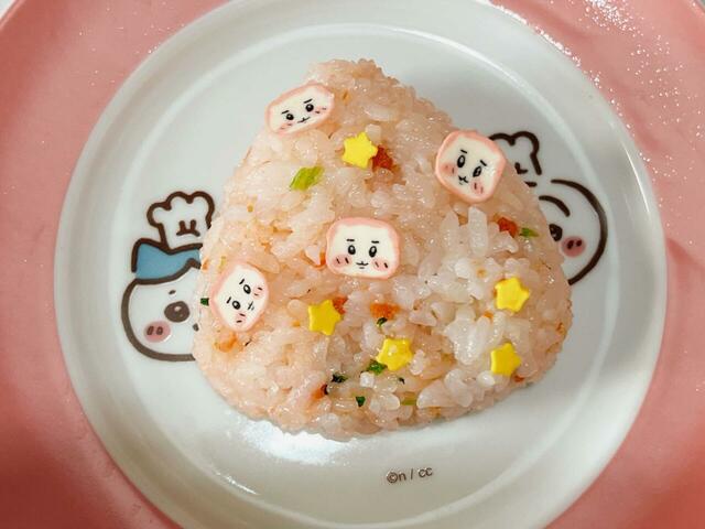 かまぼこはおにぎりを握った後に貼り付けるのがおすすめ！