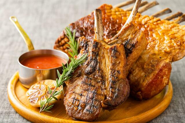 「《アメリカ》グリルトマホークポーク」 【人気の肉料理が集結！肉とビールで世界を感じる「肉フェスブッフェ」】