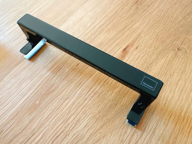 【山崎実業 tower キッチンタオルハンガーバー】サイズは(約)W19×D6~7×H4cm。カラーはブラックとホワイトがあります