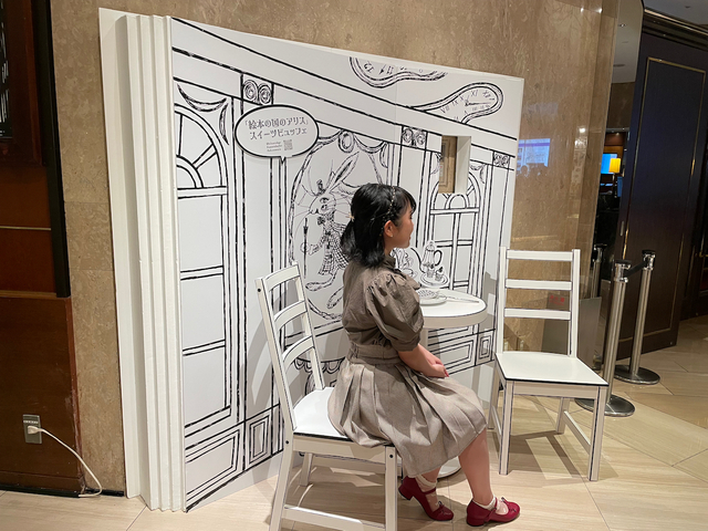 【ヒルトン東京 絵本の国のアリス スイーツビュッフェ】入口の椅子に座り、記念写真をパチリ!