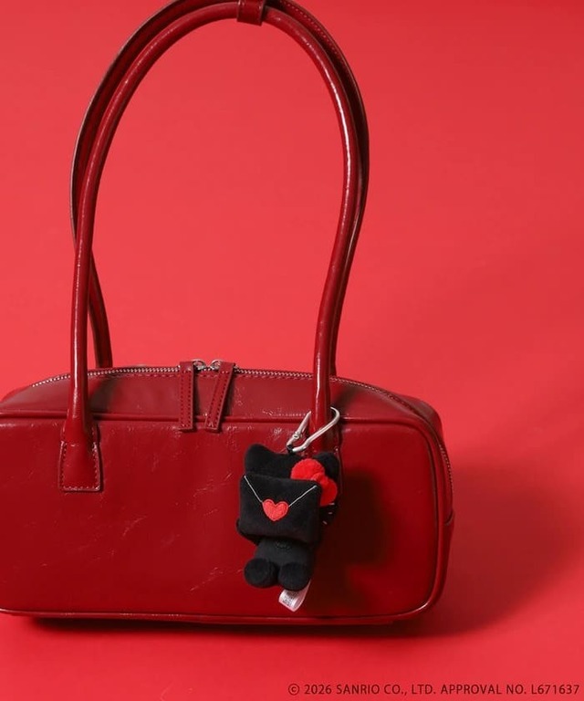 【サンリオ×FREAK'S STORE】“HELLO KITTY”目隠し ぬいぐるみチャーム　¥3,498／カラビナ付きで着脱しやすく、トートやリュック、スマホショルダーなど様々なアイテムに。