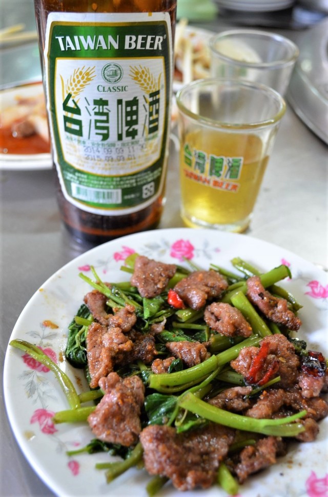 「沙茶牛肉大王」の牛肉炒めと台湾ビール