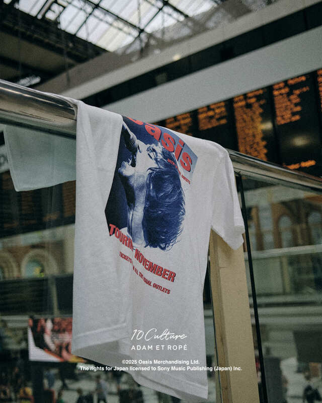 【oasis×ADAM ET ROPE'】「Tour Poster Design TSH」（What's The Story) Morning Glory?（カラー：ホワイト、SIZE：M / L / XL、価格：8,800円）