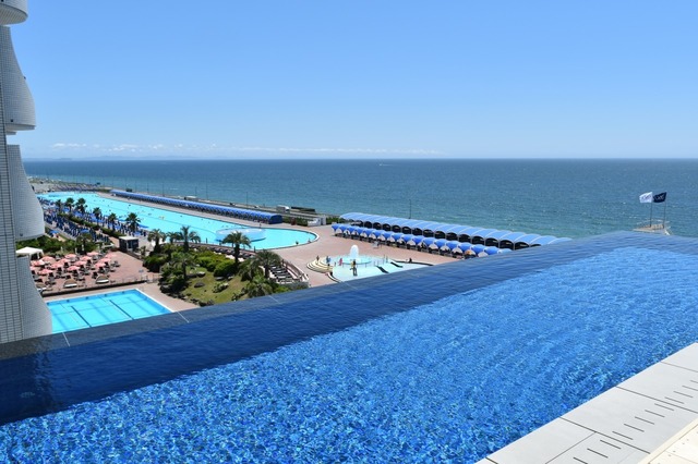 壁ギリギリまでプール