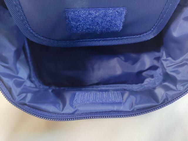 フタの裏に内蔵されたミラーを面ファスナーで固定