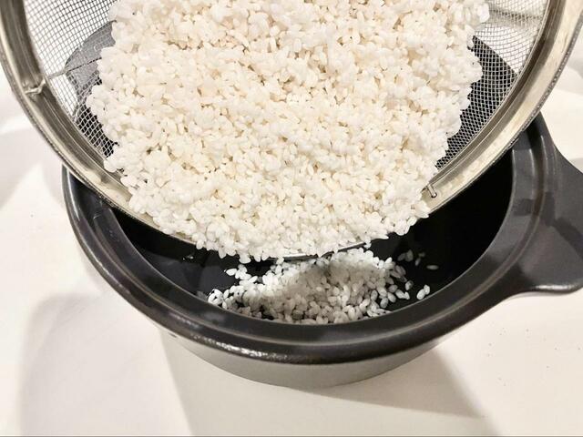 【無印良品　IH対応　土鍋】浸水後のお米は水分を吸ってふっくらしています