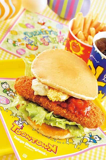 東京ディズニーランド　【ヒューイ・デューイ・ルーイのグッドタイム・カフェ】スペシャルセット 1010円　タルタルソース、エッグサラダ、トマトソースの3種類の味が一度に楽しめる。（2015.4/1～6/23）©Disney