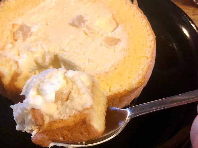 【シャトレーゼ　山梨県産白桃のふんわりロール】しっかり甘いホイップクリーム＆カスタードクリームと爽やかな甘さの白桃の風味の組み合わせが美味しすぎ