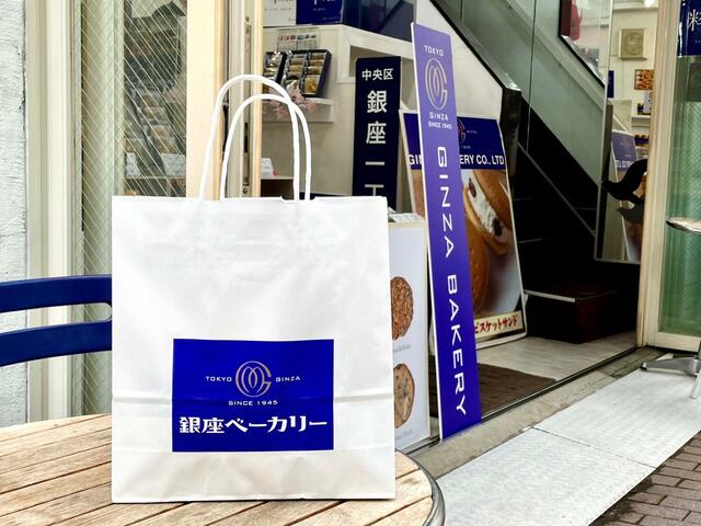 【銀座ベーカリー】ブルーを基調とした買い物袋が素敵でした