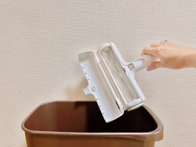 【PACPAK ぱくぱくローラー】本体中央にあるボタンを押して蓋を開けるとゴミがたくさん。そのままポイッと捨てることができます