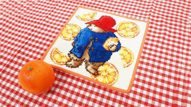 大好きなマーマレードの瓶を片手に、なにやら思案中のパディントン♪