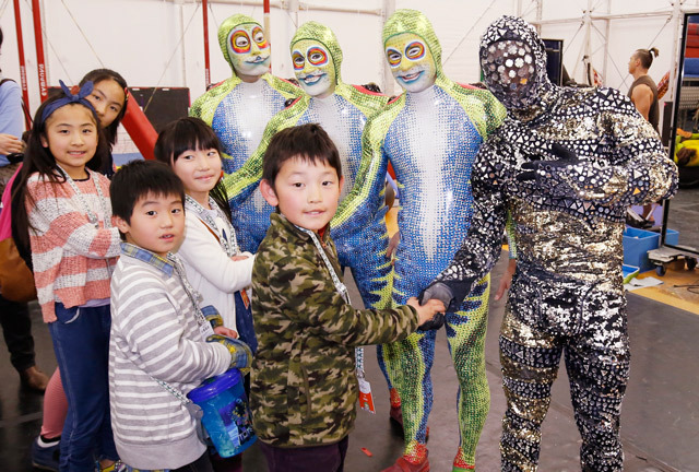 クリスタル・マンと「カラペース」のカエルたちが迎えてくれました。