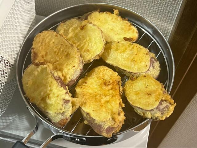 【揚げてお仕舞い】揚げ上がったさつまいもは油きり網で油を切ります