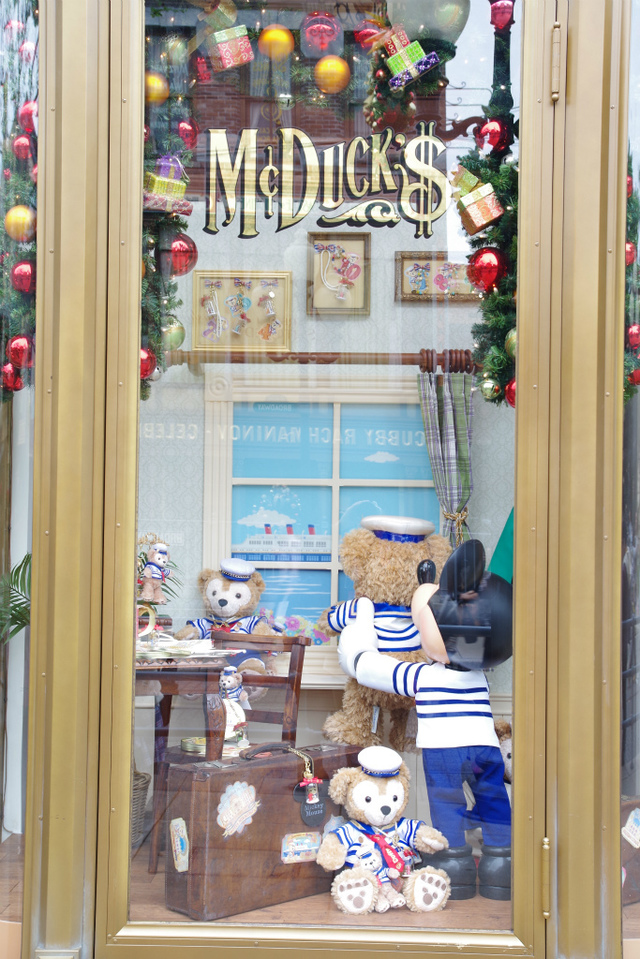 ミッキーがダッフィーを持ち上げて外を見せています