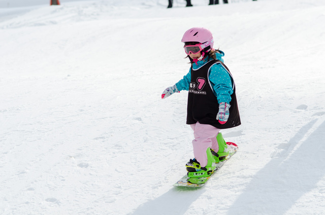 ヘルメットを装着｜スノーボードスクールSTEP7舞子校