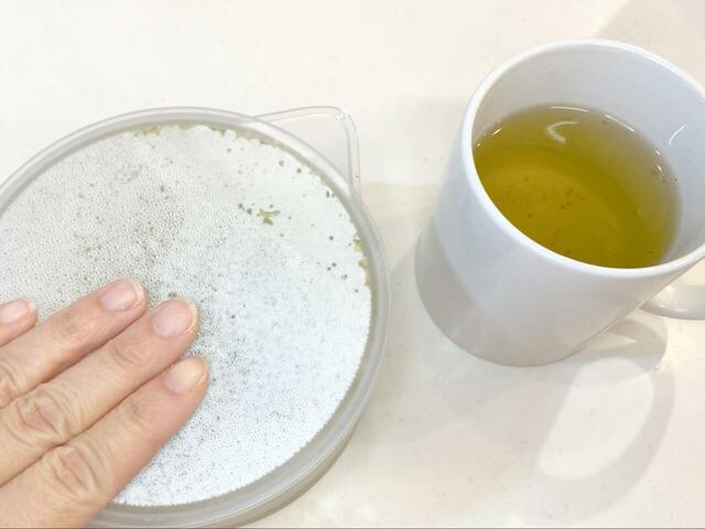 【山崎実業 tower ティーポット】沸騰したお湯を入れても本体があまり熱くならないので、やけどの心配もありません♪