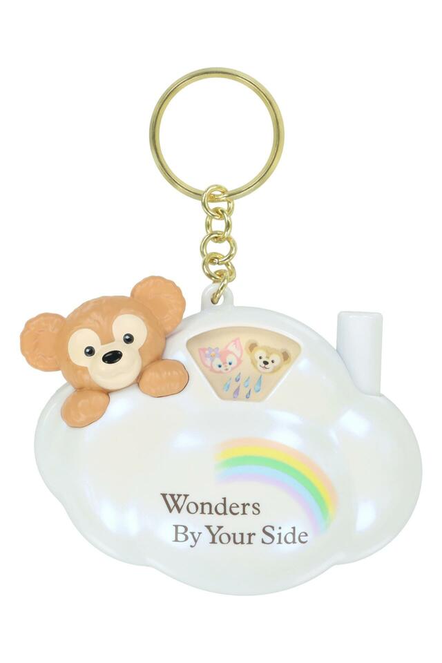 キーチェーン 1,900円｜「ダッフィー＆フレンズのワンダーズ・バイ・ユア・サイド」グッズ｜販売店舗：東京ディズニーシー「マクダックス・デパートメントストア」｜発売日：2026年6月2日（火）
