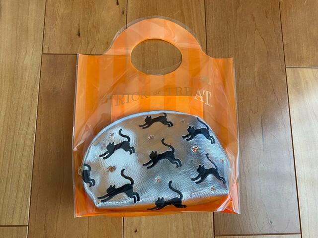 【ミートントリートポーチ(シルバー)】シルバーカラーが目を引きます