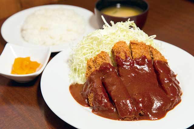 洋食 KOBAYA（新宿御苑前）　メンチカツ（ライス・みそ汁・お新香付）　850円　丸一日かけて作られるデミグラスソースがたっぷり。肉が多いのでがっつりいただける。