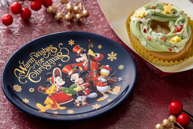 プラリネ＆ピスタチオケーキ、スーベニアプレート付き 1,100円｜「ディズニー・クリスマス」スペシャルメニュー｜東京ディズニーリゾート40周年“ドリームゴーラウンド”｜販売店舗：東京ディズニーランド「スウィートハート・カフェ」、東京ディズニーシー「ザンビーニ・ブラザーズ・リストランテ」｜販売期間：2023年11月1日（水）〜12月25日（月）